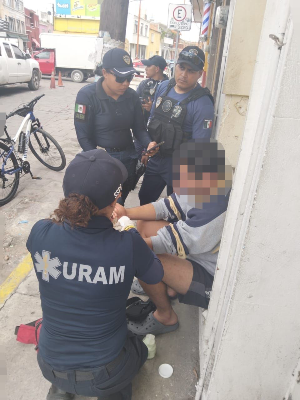 Personal de la SSPC Asistiendo a un joven